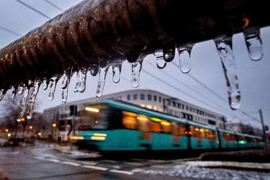 Suspenden vuelos, trenes y escuelas por nevadas en Alemania