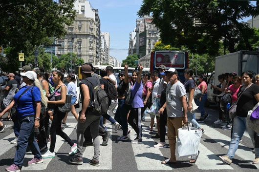 Fila de 30 cuadras para ayuda alimentaria en Buenos Aires