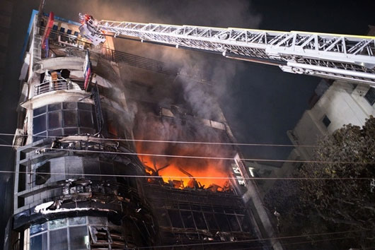 Incendio en centro comercial de Bangladesh deja 43 muertos