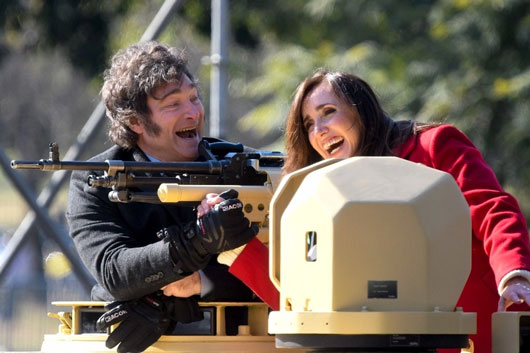 Javier Milei encabeza desfile militar en un tanque