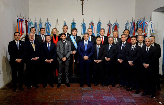 Firma Javier Milei el llamado “Pacto de Mayo” para apuntalar plan económico