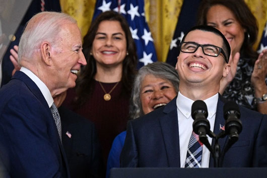 Biden abre la puerta para regularizar a 500 mil migrantes