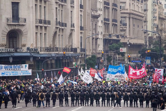 Hospitalizan a cinco diputados argentinos por represión frente a Congreso