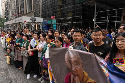 Llega El dalái lama a Nueva York para recibir tratamiento