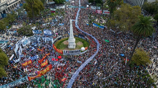 Miles marchan en Argentina en el 48 aniversario del golpe militar