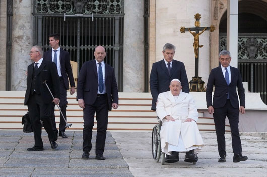 Problemas de movilidad impiden a Francisco a subir al ‘papamóvil’