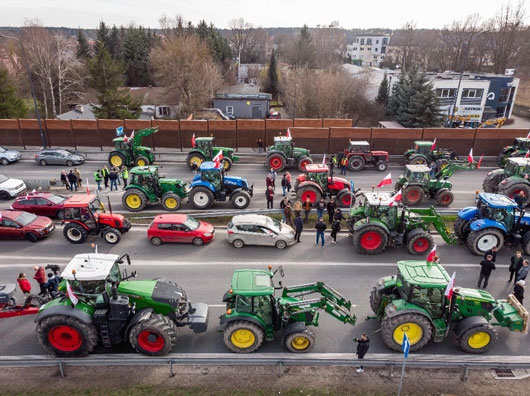 Agricultores polacos intensifican protestas contra el 