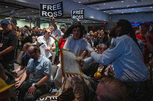 Abuchean e interrumpen a Trump durante convención libertaria