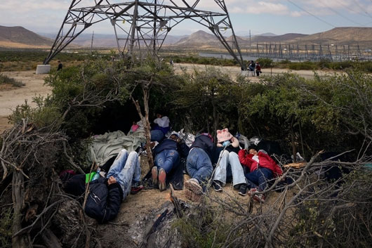 Biden restringe más el asilo a migrantes por la pugna electoral