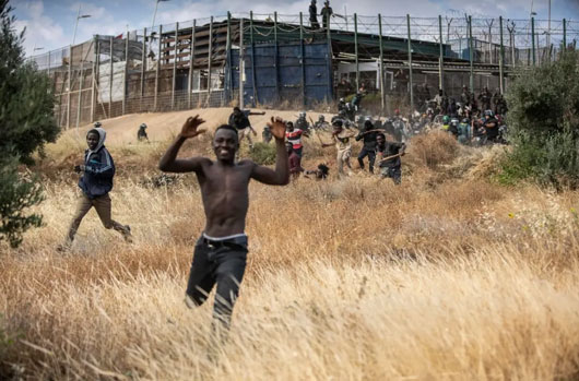 Gobierno español aprueba reforma para regularizar a 900 mil migrantes