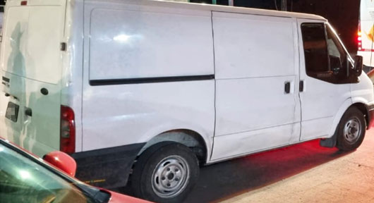 PGJE pone a disposición a masculino y camioneta que portaba luces de uso oficial