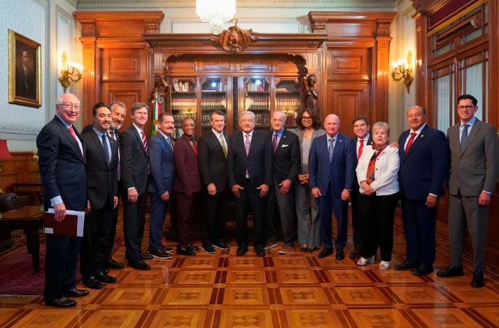 Recibe AMLO a congresistas estadunidenses en Palacio Nacional