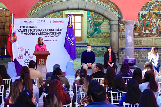 Entrega Gobernadora vales y kits para cirugía de miopía y astigmatismo a jóvenes tlaxcaltecas