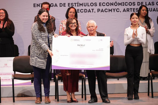 Entregó gobernadora Lorena Cuéllar incentivos a creadores y artistas