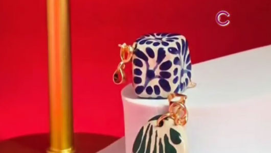 Jacqueline España, artesana tlaxcalteca que innova en la joyería de talavera 