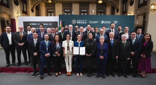 Firman pacto histórico Sheinbaum y gasolineros para mantener precio máximo de $24