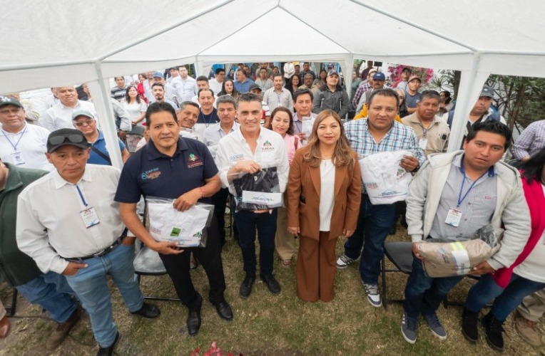 Entrega Alfonso Sánchez uniformes y herramientas a la base trabajadora de CAPAM