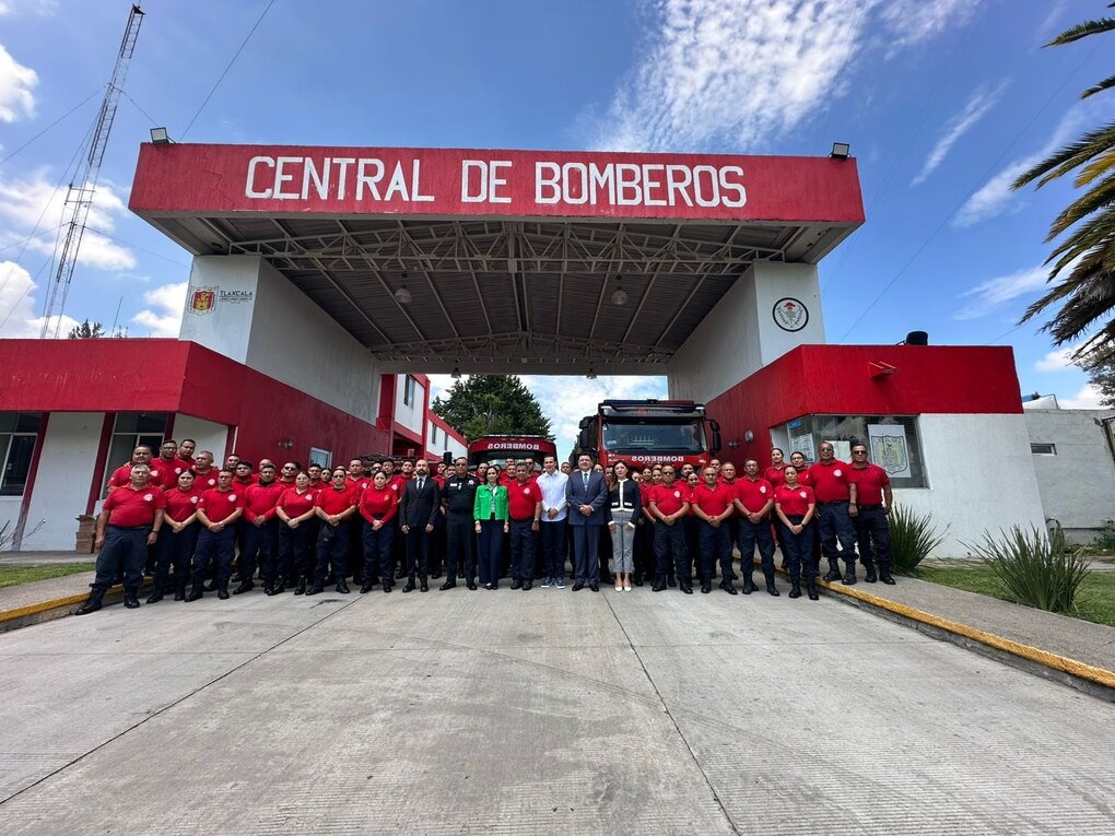 Reconocen autoridades estatales a las y los bomberos del estado