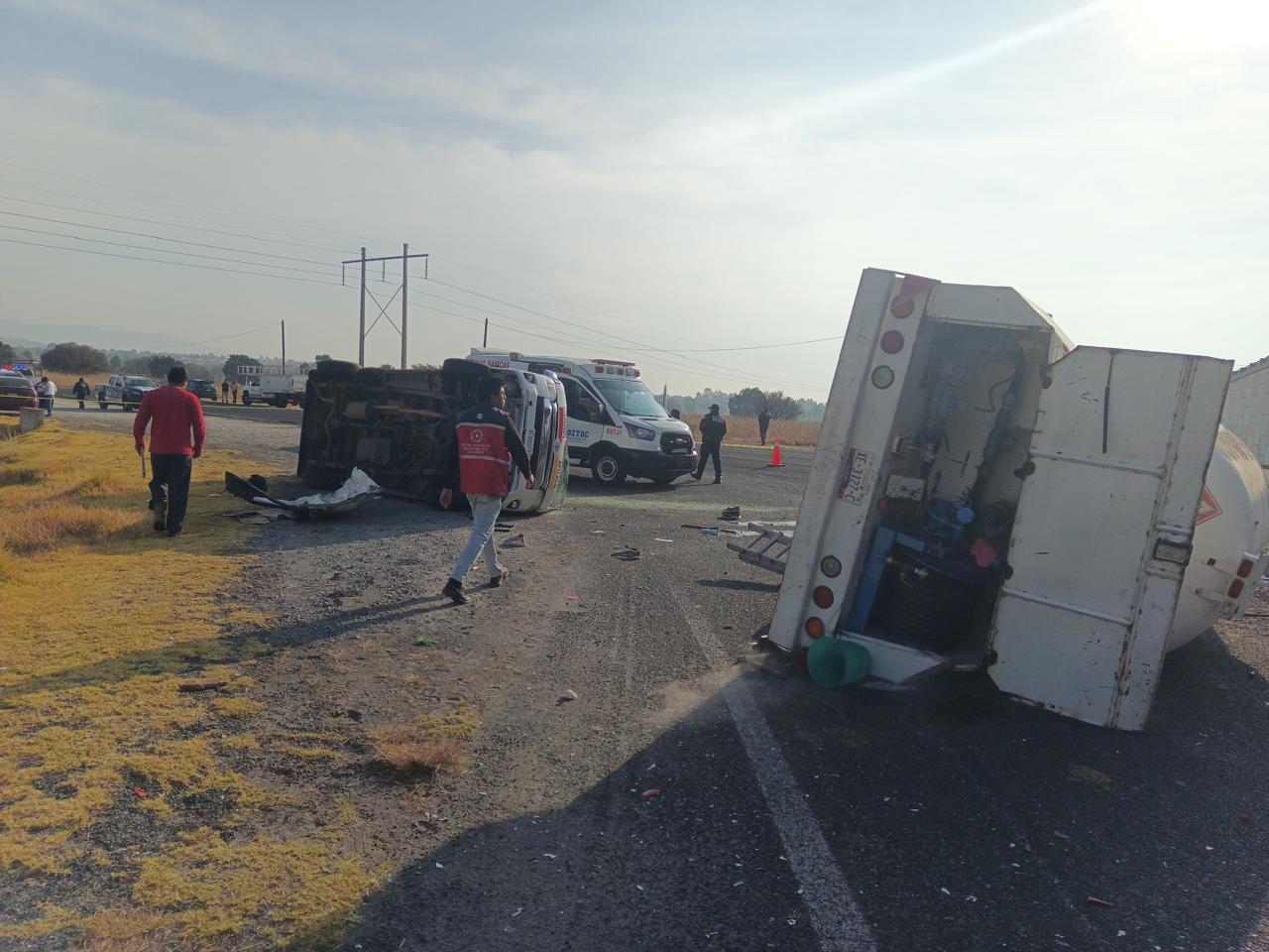 Atienden volcadura de pipa con Gas LP en Xaloztoc