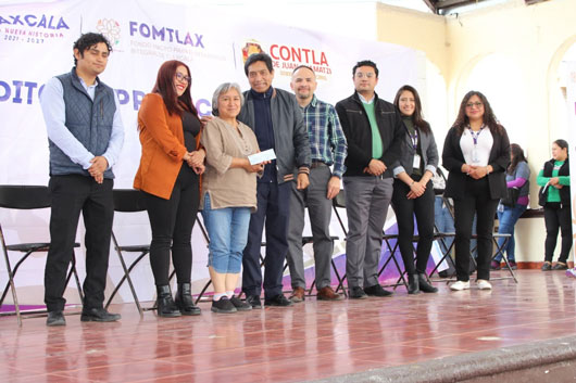 Entrega FOMTLAX cheques a emprendedores del municipio de Contla