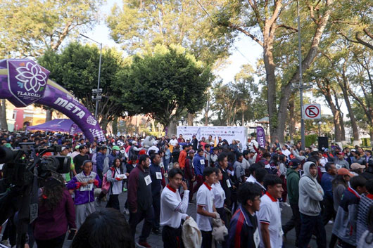 Participan cerca de 2 mil personas en carrera por la paz y contra las adicciones