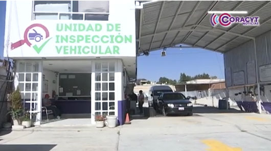 ¡Evita multas! en marzo verifican los carros con engomado rosa y rojo      