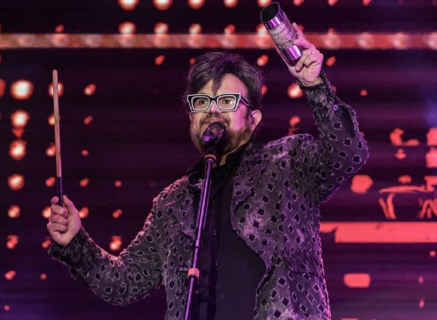 Aleks Syntek hizo vibrar a los asistentes  en el teatro del pueblo de 