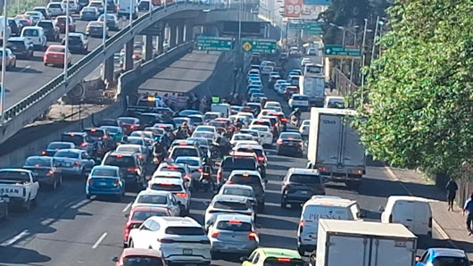 Bloquean Periférico norte en reclamo a clausura irregular de negocios