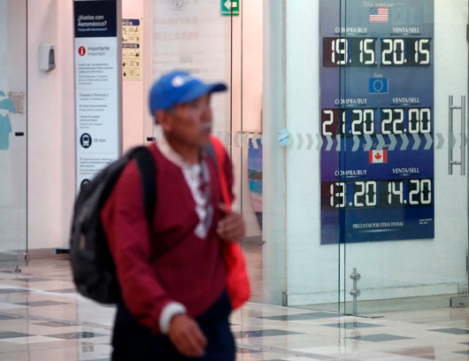 Peso se deprecia, a la espera de reporte monetario del Banco de México