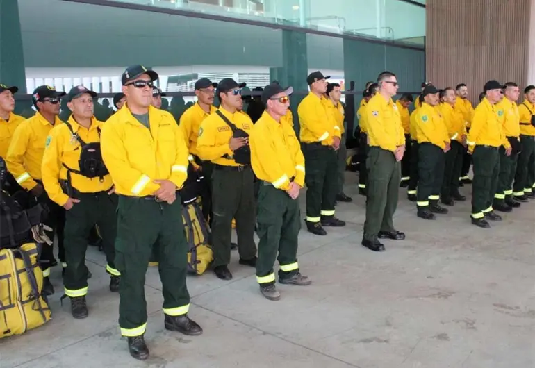 Viaja tercer contingente mexicano a Canadá para combatir fuego forestal