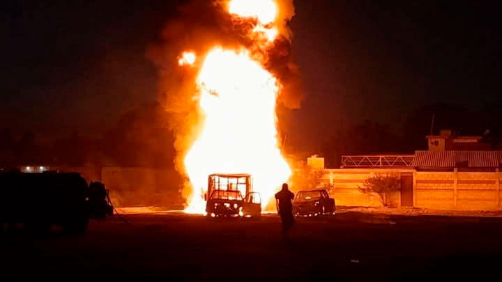 Controlan incendio en toma ilegal de hidrocarburo en Teoloyucan, Edomex