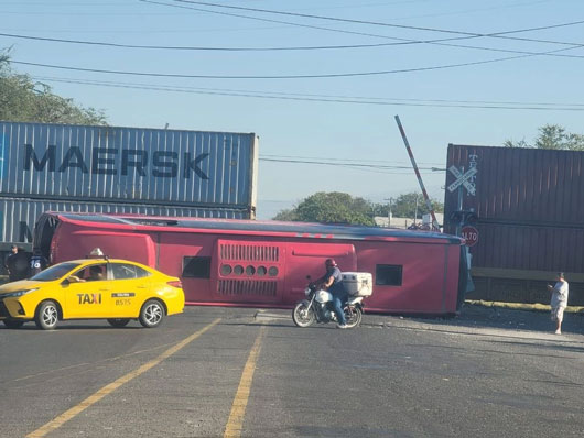 Dos muertos en choque de tren con autobús de pasajeros en Colima