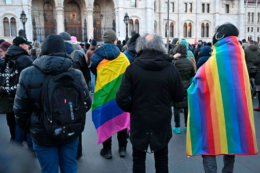 Parlamento de Hungría aprueba ley que prohíbe celebrar Día del Orgullo