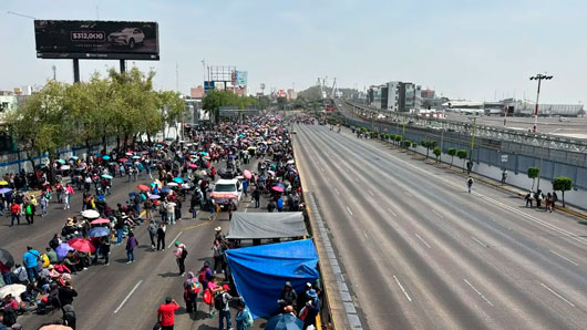 Bloquean maestros de la CNTE Circuito Interior a la altura del AICM