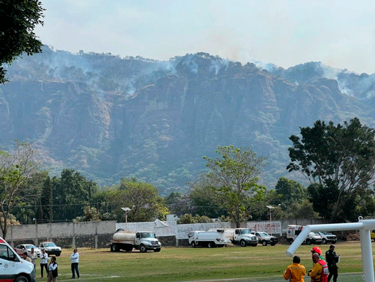 Continúa sin control, incendio en El Tepozteco, Morelos