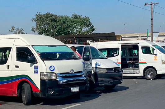 Choferes se acusan de invadir rutas y bloquean vialidades del Edomex