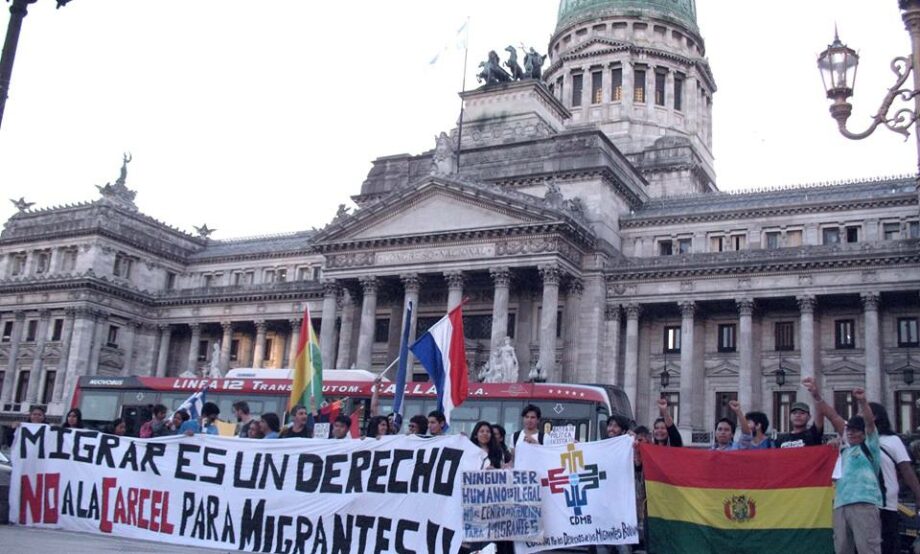 Argentina anuncia reforma migratoria que incluye expulsión de personas migrantes