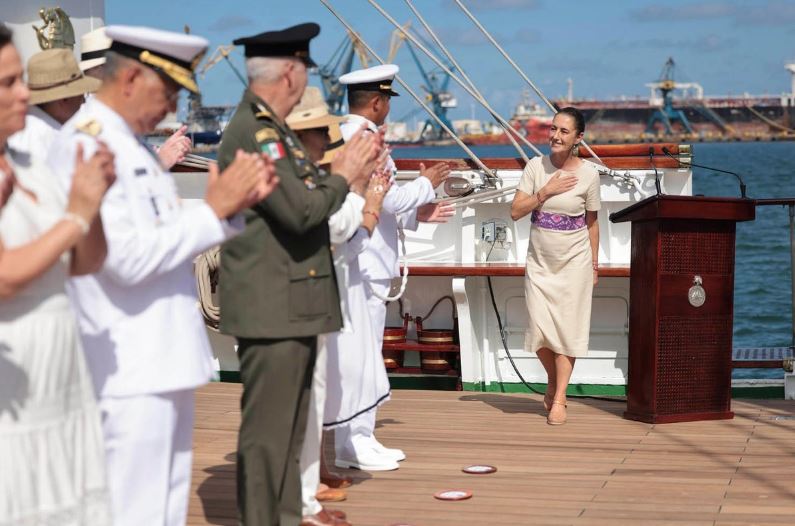 Sheinbaum recuerda a cadetes fallecidos en su primera visita al Buque 'Cuauhtémoc'