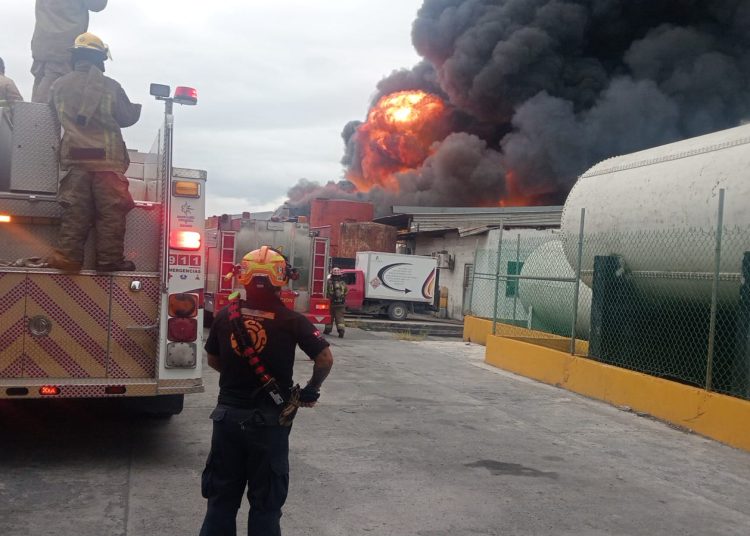 Incendio consume tanques de aceite automotriz en Apodaca, NL