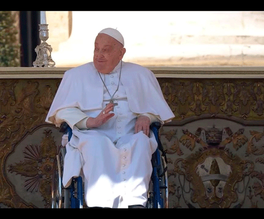 El Papa, convaleciente, aparece por sorpresa en la plaza de San Pedro