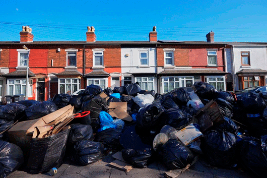 Se acumula la basura en ciudad de Reino Unido por huelga de recolectores de un mes