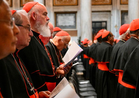 Una multitud sigue honrando al Papa a la espera de cónclave