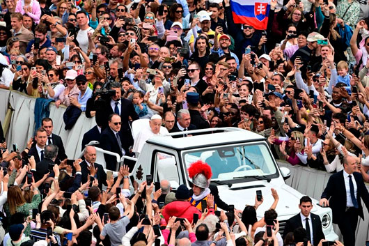 Papa Francisco saluda a la multitud en la Plaza de San Pedro