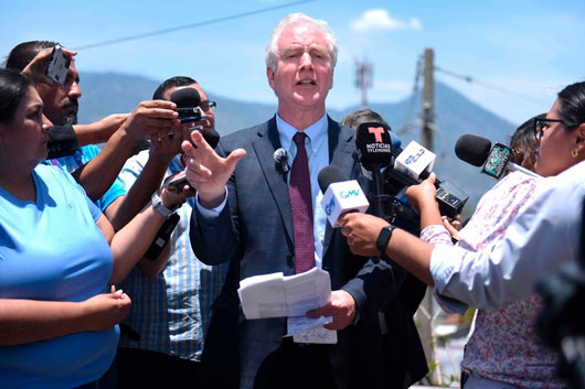 Impiden a senador de EU visitar en megacárcel de Bukele a salvadoreño deportado por error