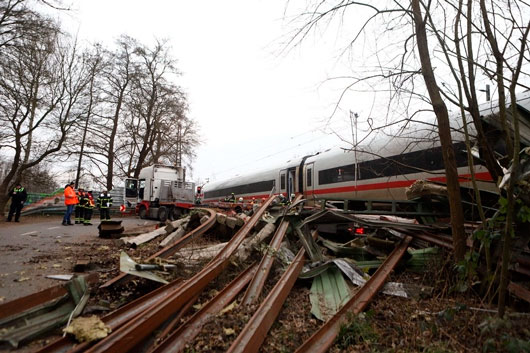 Colisión entre tráiler y tren de pasajeros deja 1 muerto y 12 heridos en Alemania