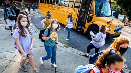 EU detendrá financiamiento de escuelas públicas que apoyan “medidas divisivas”