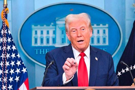 Van aranceles de 25% para México y Canadá desde mañana, ratifica Trump