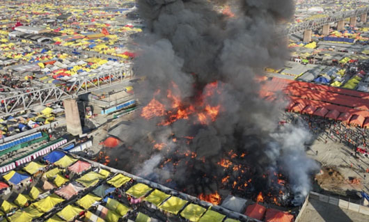 Incendio arrasa con carpas en festival hindú de India sin causar heridos