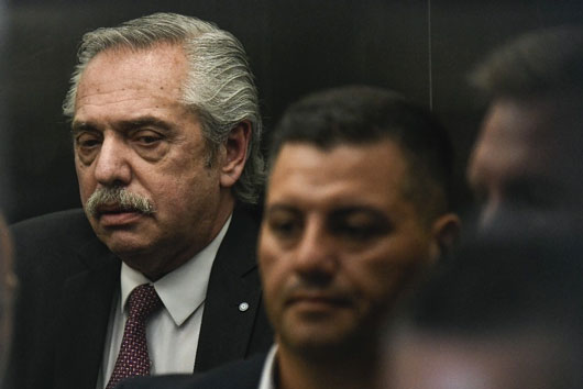 Alberto Fernández se defiende de acusaciones de violencia de género