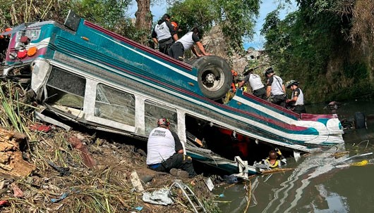 Caída de autobús a un río en Guatemala deja 51 muertos